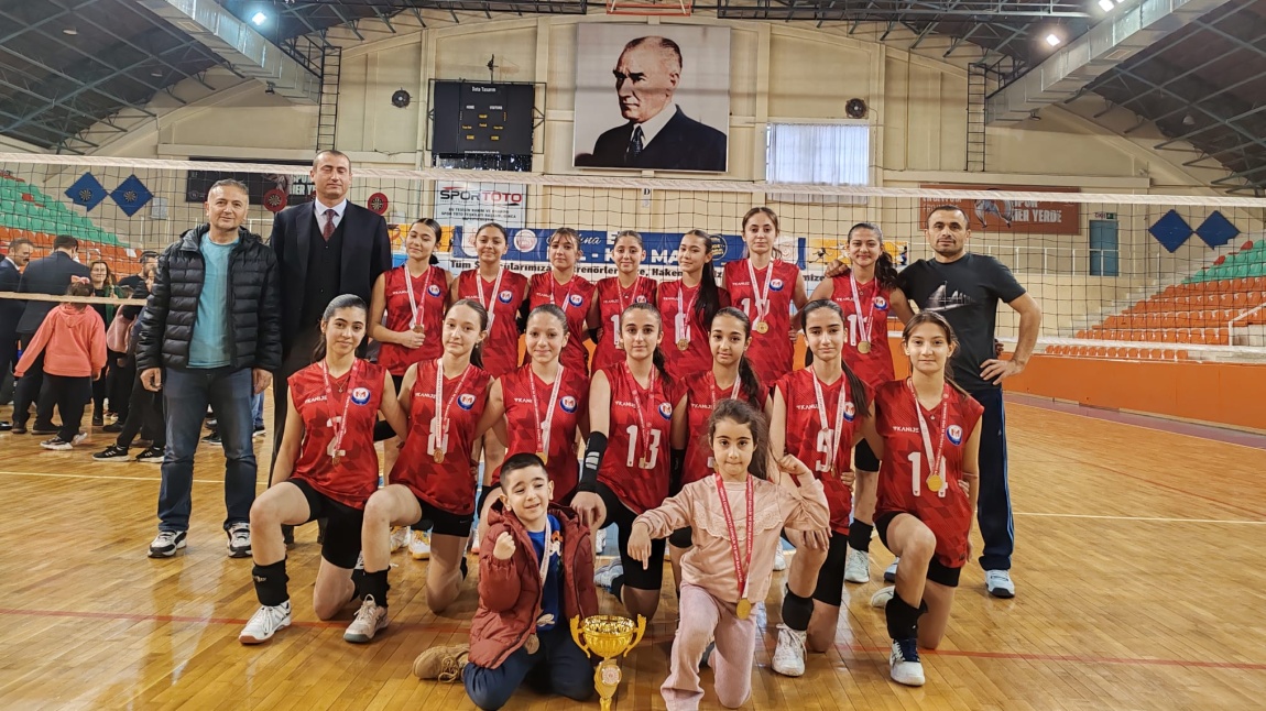 OKUL KIZ VOLEYBOL TAKIMIMIZ İLİMİZDE YAPILAN TURNAVADA İL BİRİNCİSİ OLMUŞTUR.